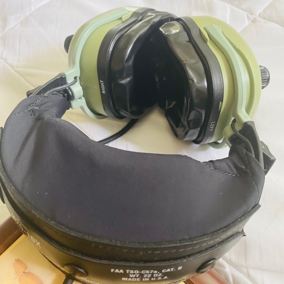 David Clark Aviation Headset Wired - Picture 2 of 6